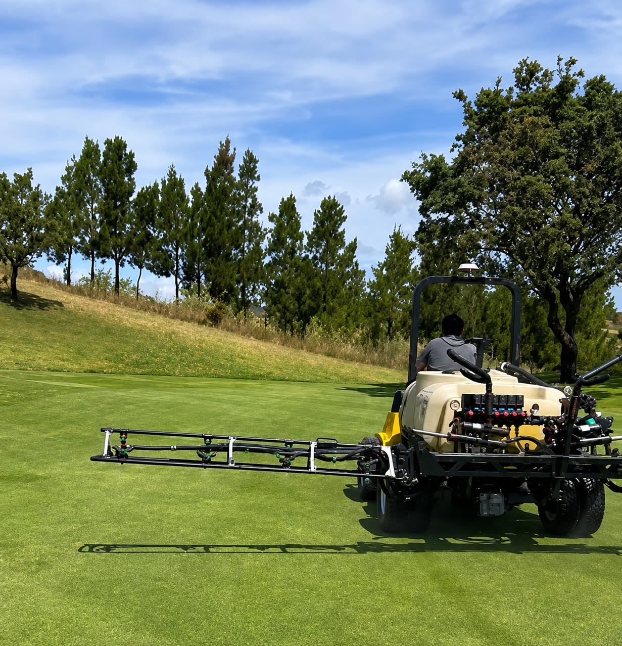 Pulverizador autónomo trabajando en campo de golf